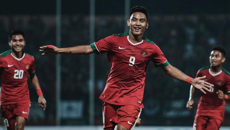 Striker Tim Nasional Indonesia U-19 Rafli Mursalim saat mencetak gol ke gawang Vietnam U-19 di Piala AFF U-18 2018. Copyright: Twitter/@PSSI