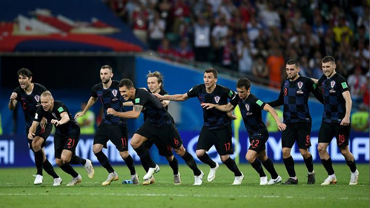 Kroasia merayakan kemenangan lewat drama adu penalti melawan Rusia di Piala Dunia 2018.