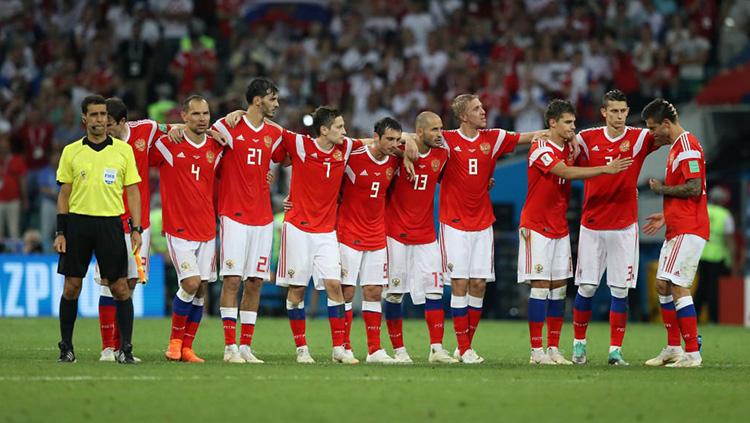 Pemain Rusia menunggu giliran menendang penalti melawan Kroasia di Piala Dunia 2018. - INDOSPORT