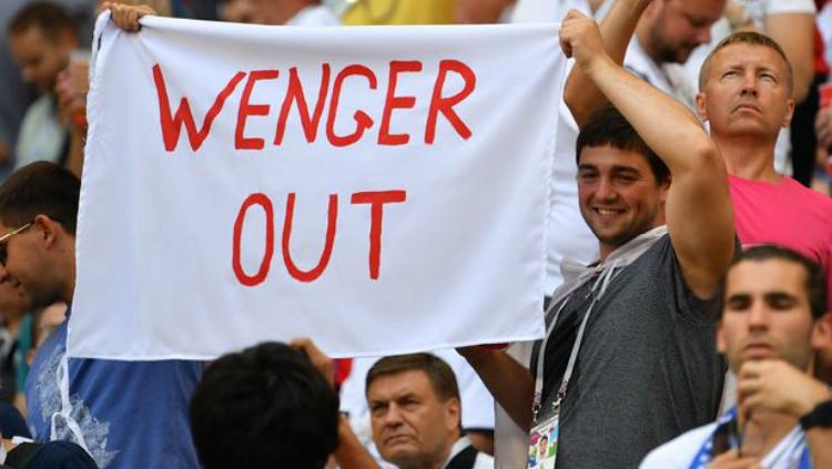Spanduk Wenger Out terdapat di tribun saat pertandingan Swedia vs Inggris berlangsung. Copyright: AFP