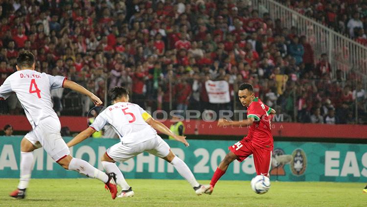 Todd Rivaldo Ferre berhasil melewati dua pemain Vietnam sekaligus. Copyright: Fitra Herdian/Indosport