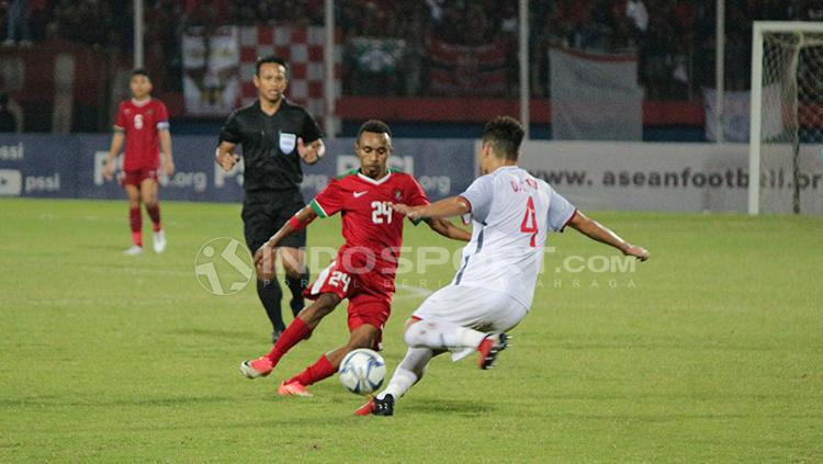 Todd Rivaldo Ferre duel dengan salah satu pemain Vietnam untuk mendapatkan bola.