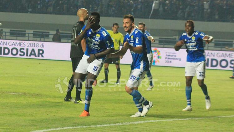 Aksi selebrasi Ezechiel N'Douassel usai mencetak gol.
