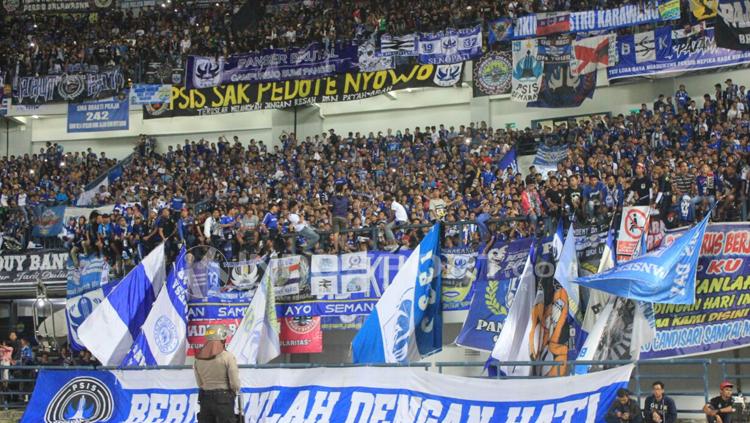 Stadion GBLA tampak dipenuhi Bobotoh di laga Persib vs PSIS. Copyright: Arif Rahman/INDOSPORT