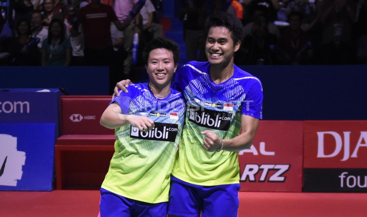 Tontowi Ahmad dan Liliyana Natsir merayakan kemenangan jadi juara Indonesia Open 2018.