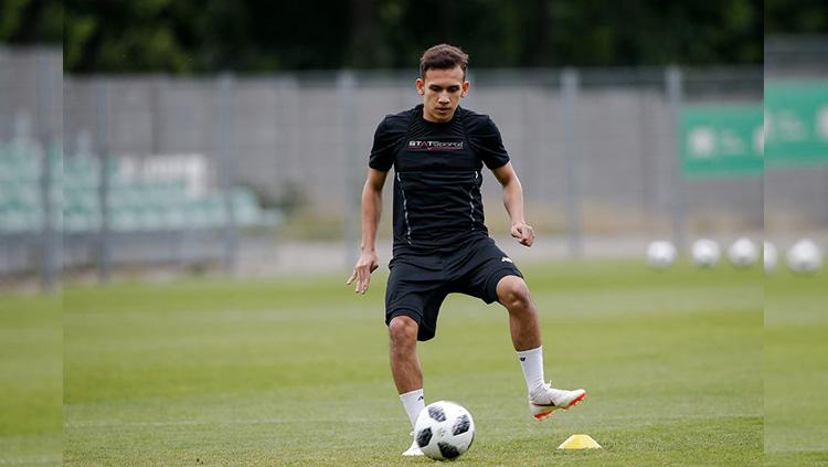 Pemain Lechia Gdansk Egy Maulana Vikri tengah berlatih.