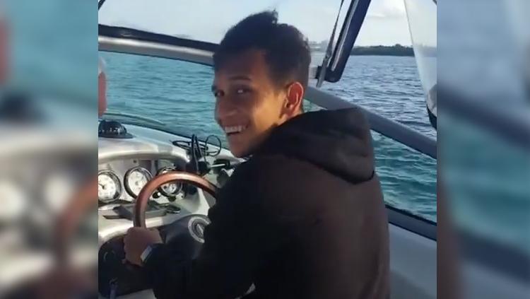 Egy Maulana Vikri bersantai sebelum terbang ke Indonesia untuk bermain di Piala AFF U-18 2018. - INDOSPORT