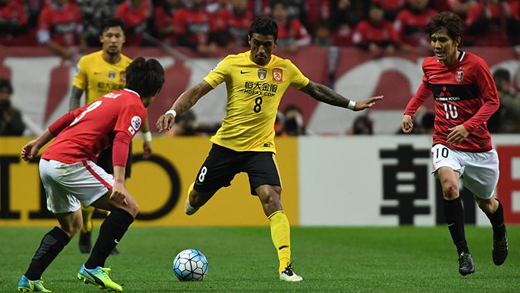 Paulinho saat berseragam Guangzhou Evergrande tahun 2016.