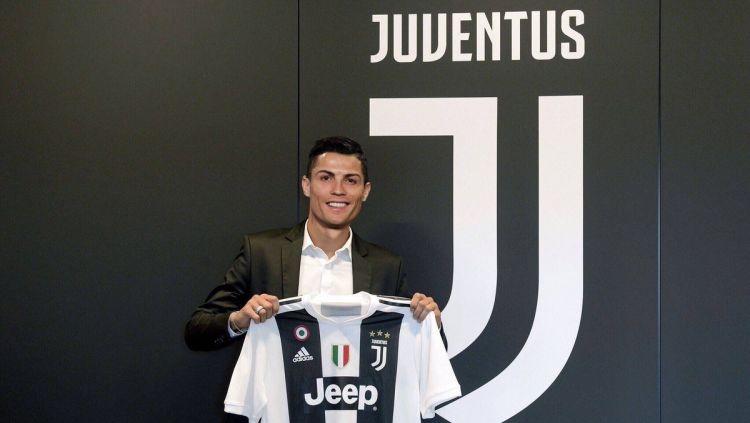 Ilustrasi Cristiano Ronaldo berfoto di samping logo Juventus. Copyright: Istimewa