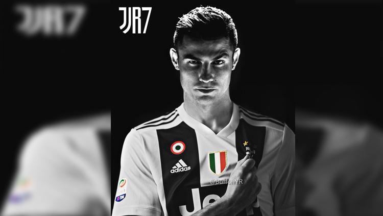 Poster Cristiano Ronaldo dengan menggenggam logo Juventus yang ada di jersey. Copyright: Istimewa