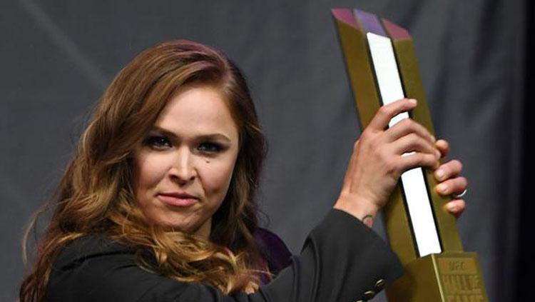 Ronda Rousey saat menerima penghargaan Hall of Fame dari UFC. Copyright: AFP/Ethan Miller