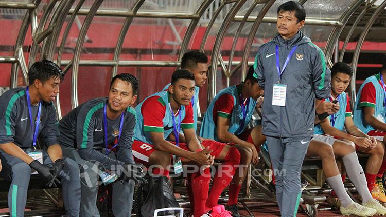 Indra Sjafri usai memberikan semangat motivasi kepada pemainnya. - INDOSPORT