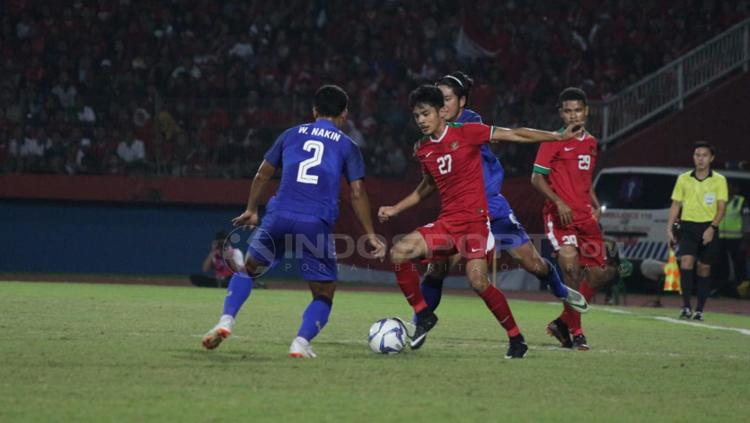 Aji Kusuma di kawal dua pemain Thailand sekaligus. Copyright: Fitra Herdian/INDOSPORT