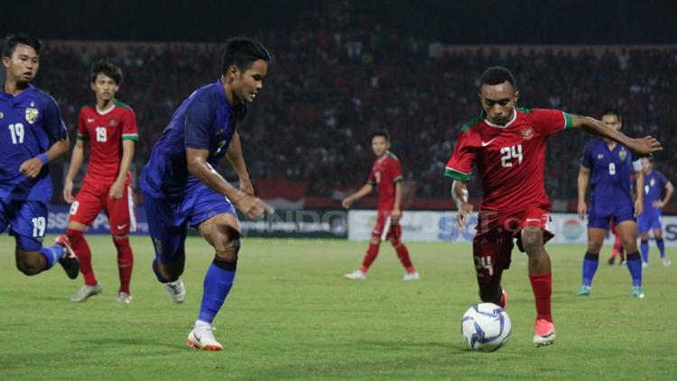 Todd Rivaldo Ferre menggiring bola ke arah gawang Thailand.