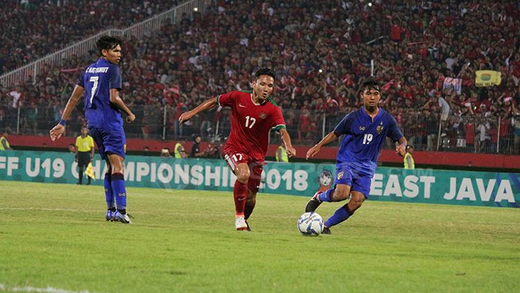 Pemain Thailand U-19 berusaha menghadang gerakan Syahrian Abimanyu pemain Indonesia U-19. Senin (9/7/18).