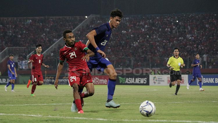 Todd Rivaldo berusaha mengecoh pemain Thailand. Senin (9/7/18). - INDOSPORT