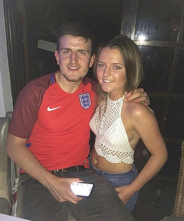 Harry Maguire dan adiknya Daissy saat nonton Inggris bermain di Euro 2016 di Prancis Copyright: Mirror UK