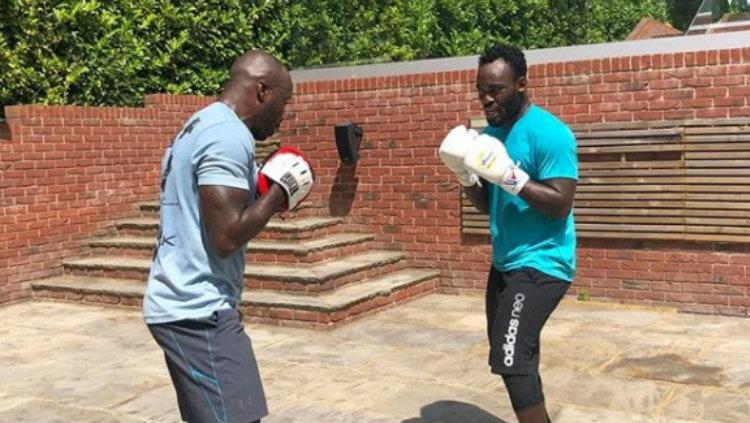Michael Essien sedang berlatih tinju dengan petinju profesional asal Nigeria. - INDOSPORT