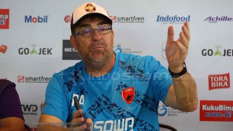 Pelatih PSM Makassar, Robert Rene Alberts dalam jumpa pers.