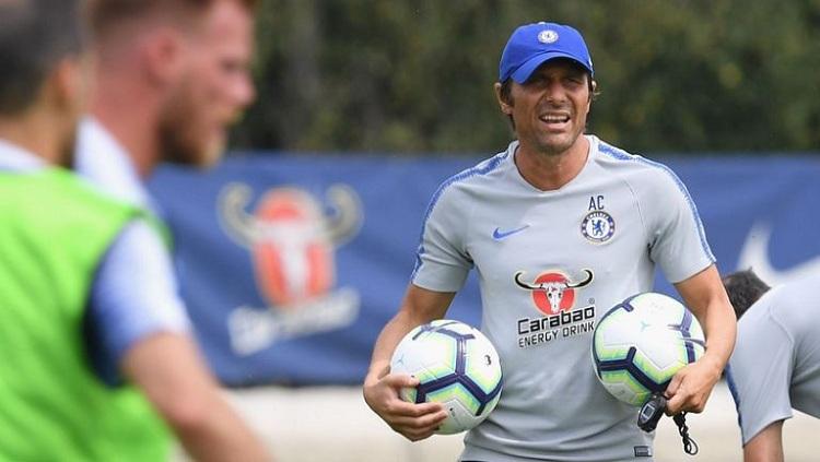 Antonio Conte mendampingi latihan pra-musim Chelsea di Cobham Training Centre Copyright: Jersey Peeps