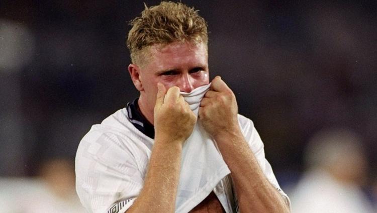 Legenda Inggris, Paul Gascoigne menangisnya saat diberi kartu kuning di semfinal Piala Dunia 1990 melawan Jerman. - INDOSPORT