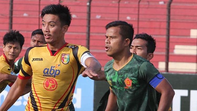 Duel antar Bayu Pradana dan Manahati Lestusen. Copyright: mitrakukarfc.official