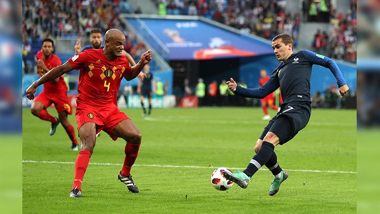 Griezmann berusaha melewati Vincent Kompany. Copyright: INDOSPORT