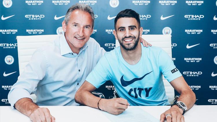 Riyad Mahrez menandatangani kontrak di klub barunya, Man City. - INDOSPORT