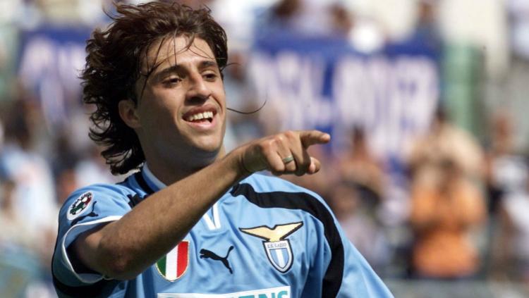 Hernan Crespo saat berseragam Lazio pada tahun 2001. Copyright: thescore.com