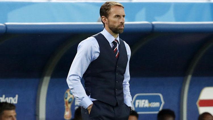 Gareth Southgate mengenakan setelan rompi Copyright: Daily Star