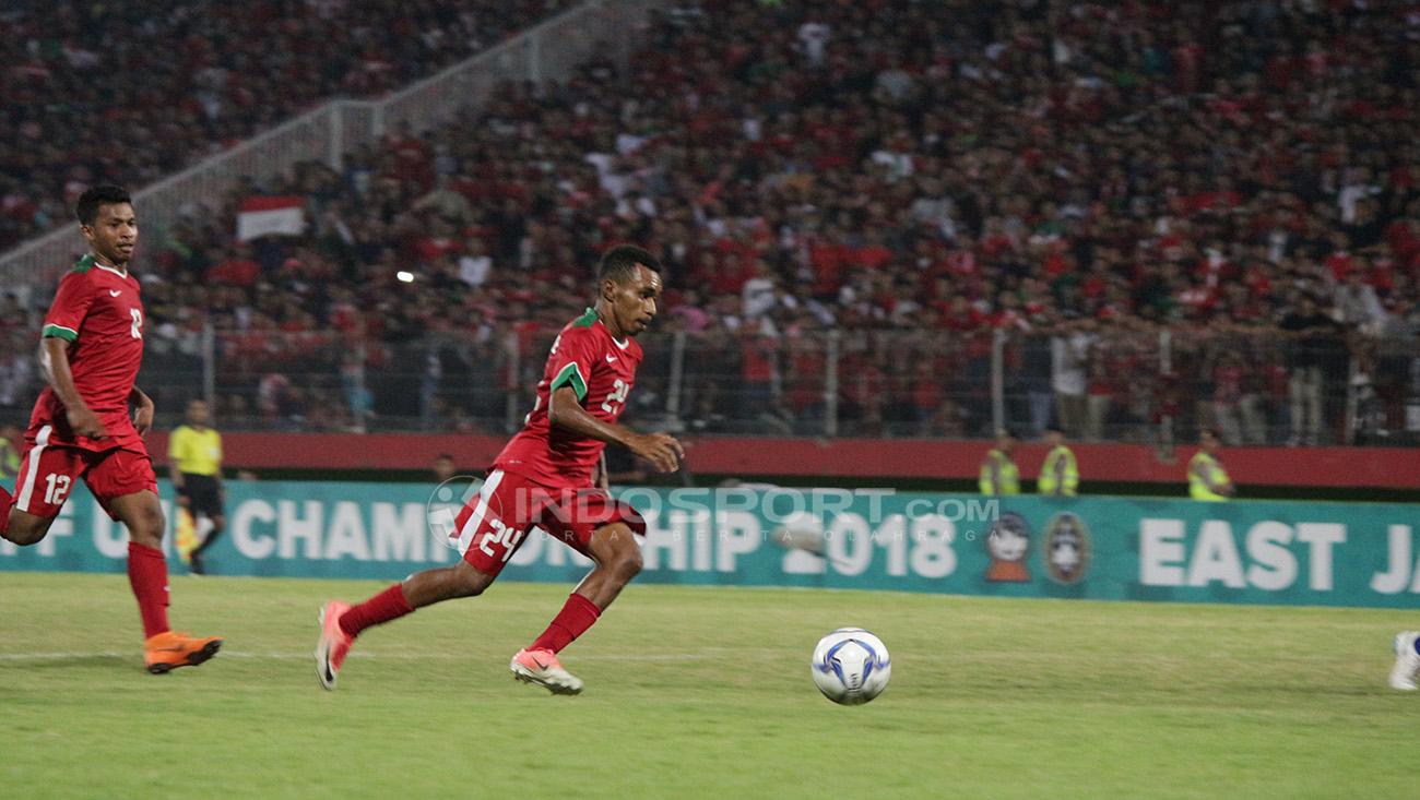 Todd Rivaldo Ferre berusaha mencetak gol ke gawang Thailand. Senin (09/07/18). - INDOSPORT