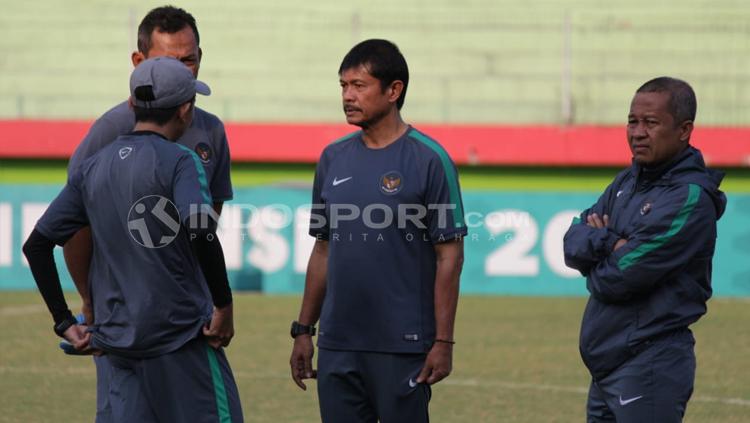 Indra Sjafri bersama staff pelatih dalam latihan timnas jelang laga semifinal Piala AFF U18.