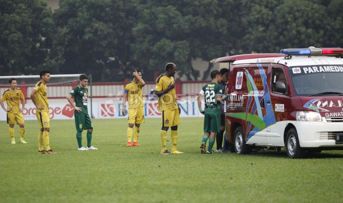 Andri Muladi mengalami kolaps di tengah lapangan akibat kepalanya terbentur tanah saat laga Bhayangkara FC vs Persebaya pada laga lanjutan Liga 1 2018, Rabu (11/07/18). - INDOSPORT
