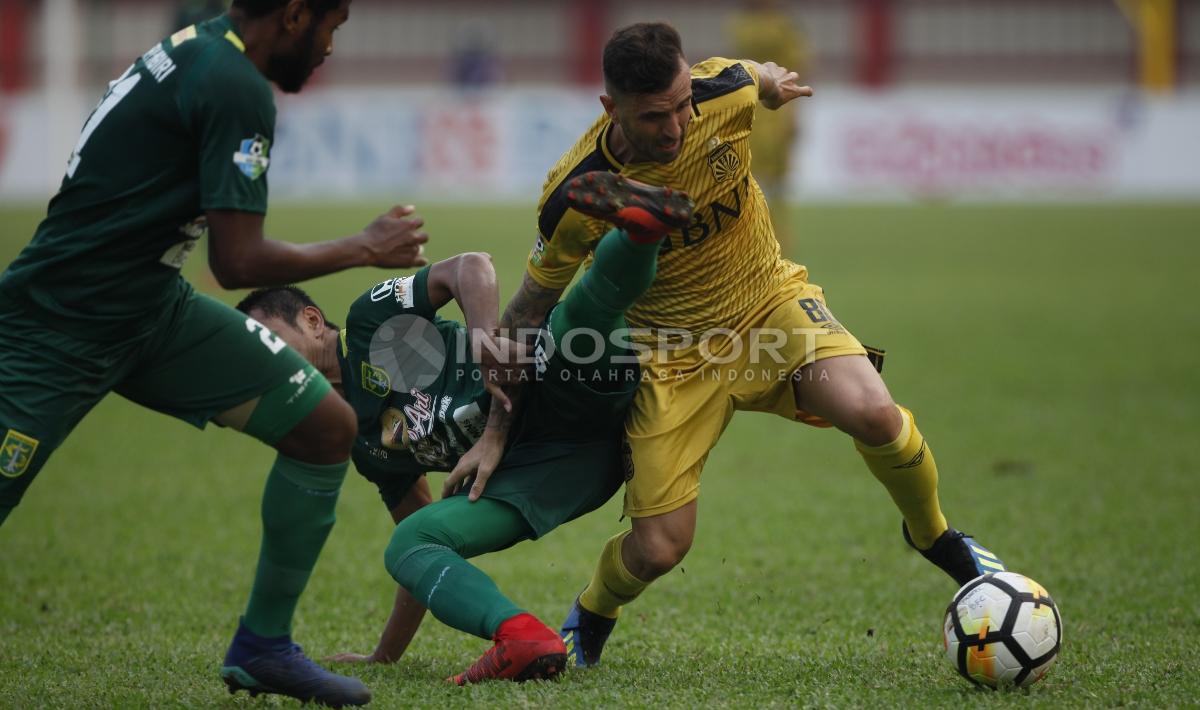 Bhayangkara vs Persebaya pada laga lanjutan Liga 1 2018. - INDOSPORT