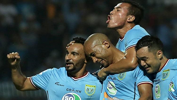 Skuat Persela merayakan gol Loris Arnaud ke gawang Borneo FC. - INDOSPORT