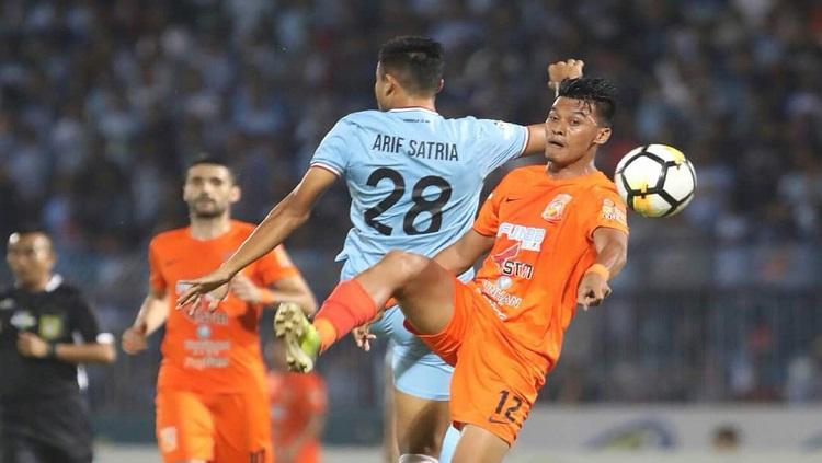 Duel udara antara pemain Persela dan Borneo FC. - INDOSPORT