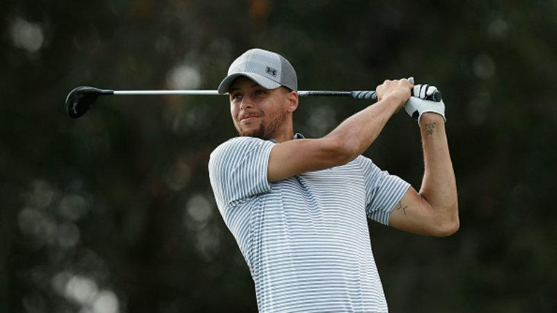 Stephen Curry, pebasket Golden State Warriors yang tengah bermain golf. Copyright: INDOSPORT