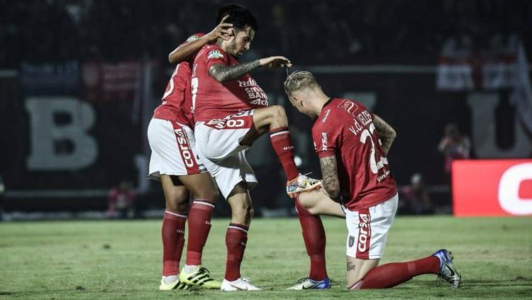 Stefano Lilipaly merayakan gol yang dicetaknya ke gawang PSM Makassar. Copyright: baliunited/Twitter