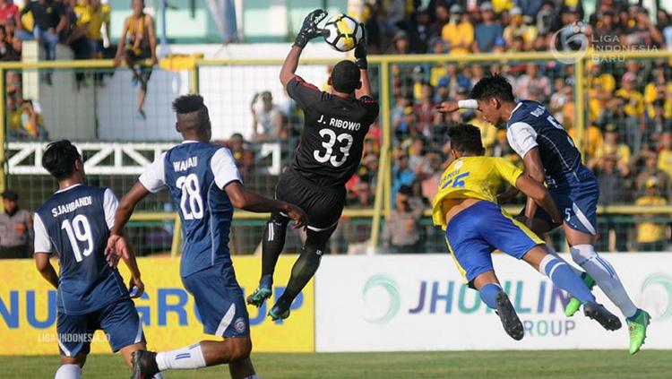 Joko Ribowo saat menangkap bola di pertandingan Barito Putera vs Arema FC Liga 1 2018. - INDOSPORT
