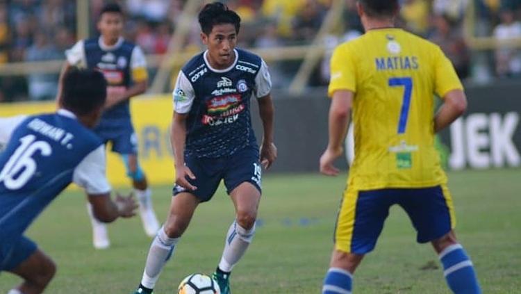 Hanif Sjahbandi mencari celah untuk menembus pertahanan Barito Putera Copyright: aremafcofficial/Twitter