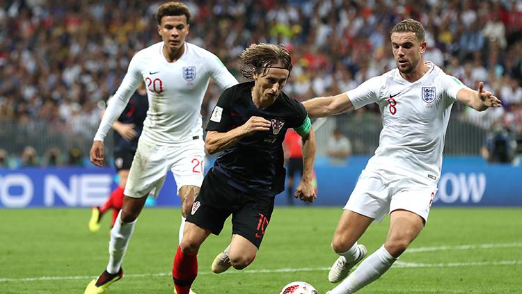 Luka Modric berada dalam penjagaan Jordan Henderson. - INDOSPORT