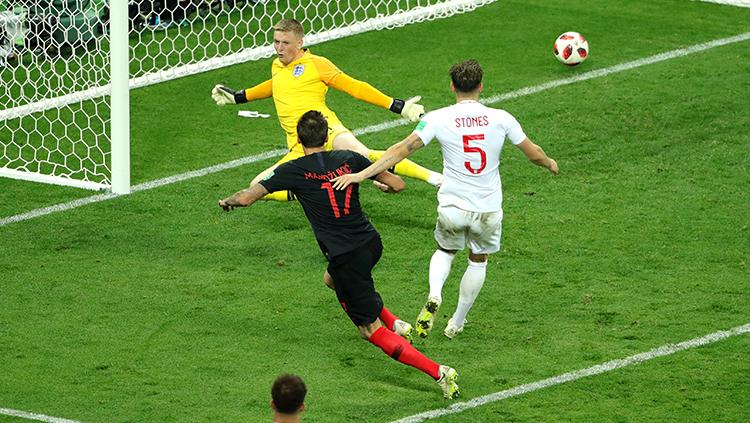 Mario Mandzukic mencetak gol kedua yang membuat Kroasia unggul atas Inggris. Copyright: INDOSPORT