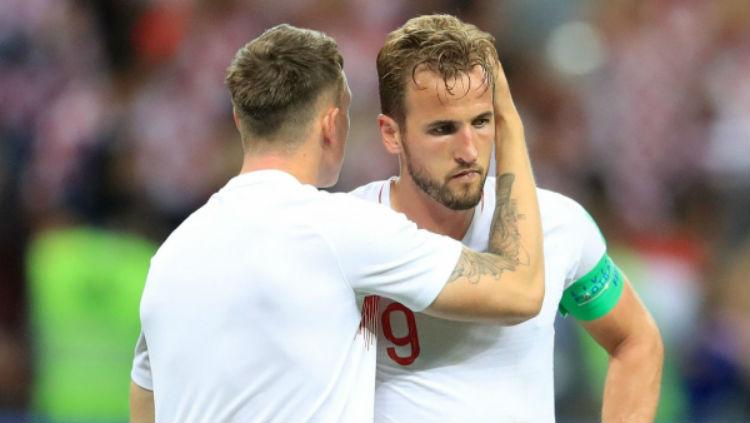 Harry Kane (kanan) sedih usai tersingkir dari Piala Dunia 2018. - INDOSPORT