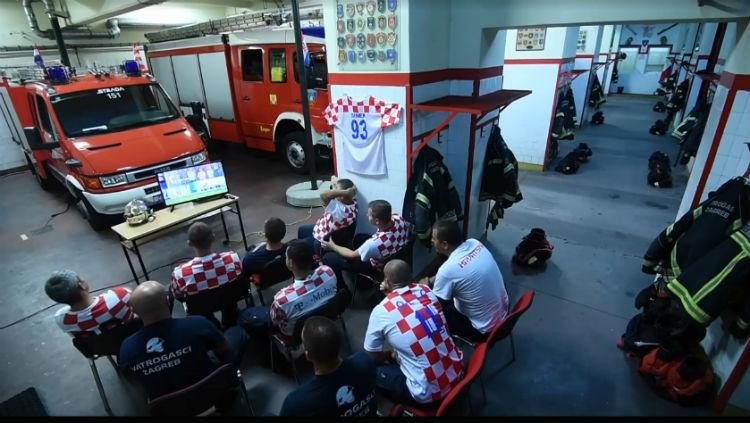 Petugas kebakaran asyik nonton laga Kroasia vs Rusia.