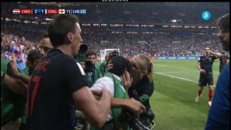 Pemain Kroasia mencium fotografer saat selebrasi gol Mandzukic. - INDOSPORT