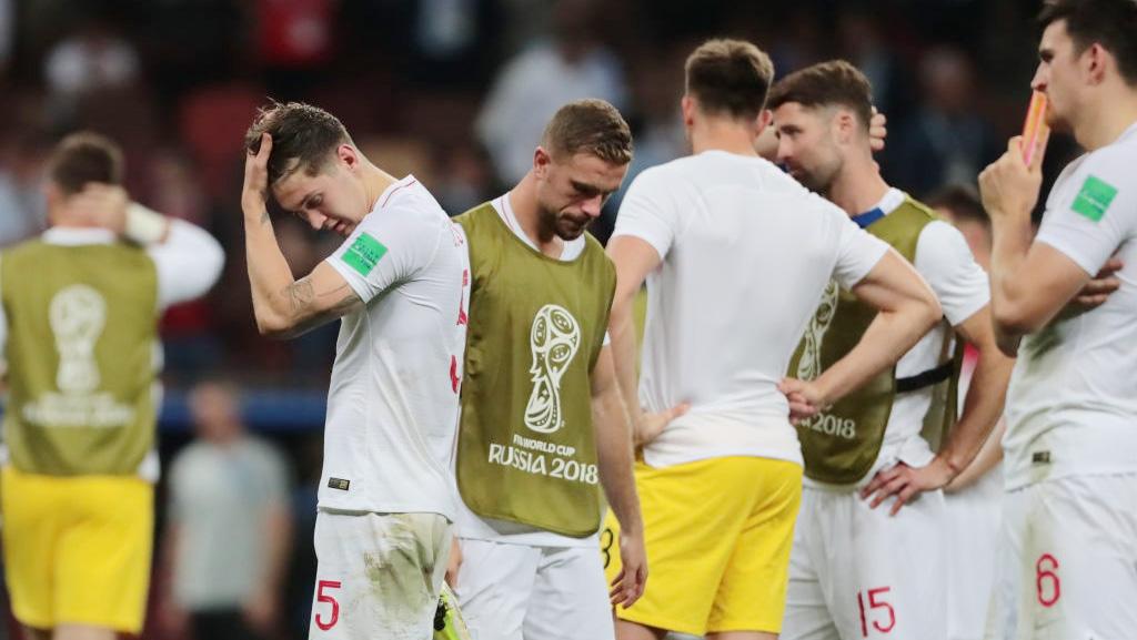 Timnas Inggris tertunduk lesu usai dikalahkan Kroasia di semifinal Piala Dunia 2018. Copyright: Indosport.com