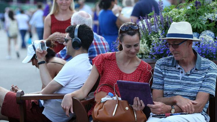 Penonton Wimbledon menonton Piala Dunia 2018 saat perempatfinal Wimbledon 2018. - INDOSPORT