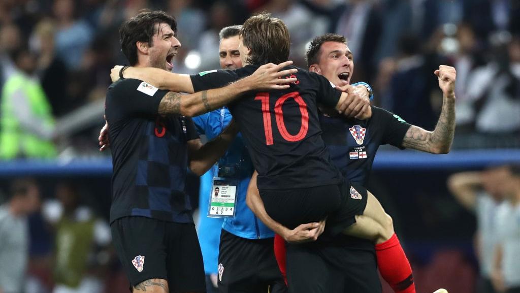 Selebrasi pemain Kroasia, Mario Mandzukic mencetak gol kedua yang membuat Kroasia unggul atas Inggris.