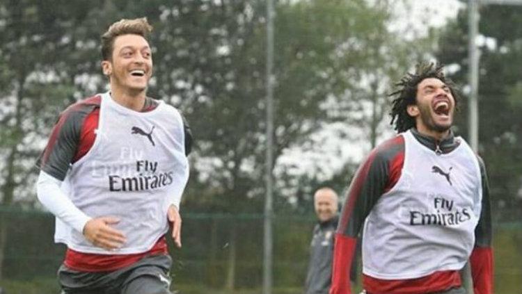Mesut Ozil dan Mohamed Elneny saat latihan pra-musim - INDOSPORT
