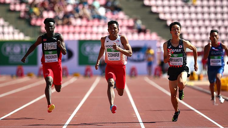 Lalu Muhammad Zohri (kedua dari kiri) duel dengan pelari Trinidad dan Tobago dan Jepang.